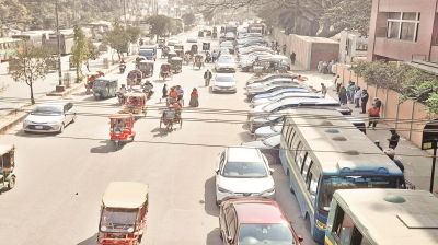 সড়কে বেড়েছে অবৈধ পার্কিং আইন মানছেন না কেউ